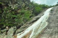 Plano da cachoeira em conglomerados e paredão com intercalação de estratos de arenito e zonas de cisalhamento interestratais