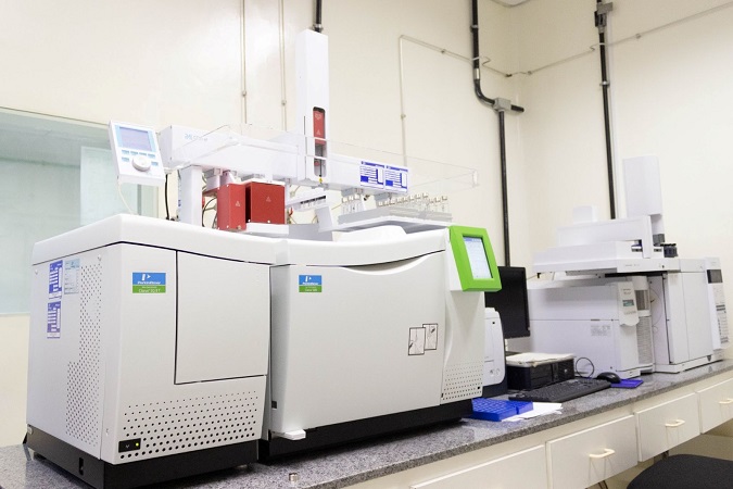 Na foto, cromatógrafos gasosos com detector de massas, que servem para identificar e quantificar possíveis contaminantes ambientais na água