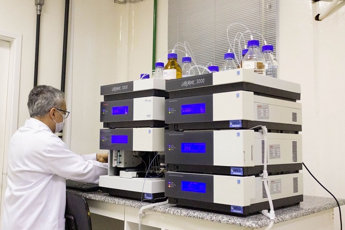 O cromatógrafo líquido de alta eficiência realiza a identificação e a quantificação de possíveis contaminantes orgânicos na água