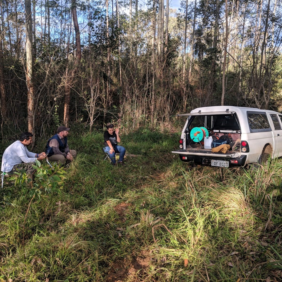 Geólogo observando uma paisagem