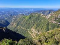 Vista do mirante que mostra o principal aspecto geomorfológico da região que são os relevos escarpados da formação Serra Geral da denominada Serra do Rio do Rastro. Autores: Peixoto & Trevisol (2023)