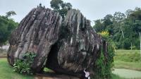 O afloramento rochoso esta basculando para o corpo hídrico. A CODESAL, órgão da defesa civil, já esta monitorando e informando aos frequentadores sobre o risco de rolamento do bloco. Parque Pedra de Xangô, Salvador/Ba.