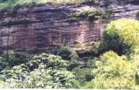 Vista da linha férrea das escarpas do Canion do Rio do Sergi com estratificações plano-paralelas e cruzadas acanaladas em arenitos da Bacia do Reconcavo, BA. Fuezi, V.M.S, 2010