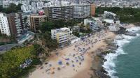 Edifícios construídos na falésia, causando sombreamento na areia da praia. 