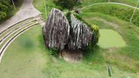 Anfiteatro construído no entorno da Pedra de Xangô. Ao lado tem um corpo hídrico contaminado. Salvador/Ba.