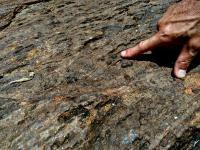 Mineral de granada na rocha granulítica, indicando metamorfismo de alto grau. Parque Pedra de Xangô, Salvador/Ba.