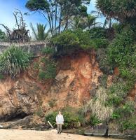 Falésia com manto alterado.