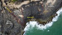 Dique máfico encaixado na rocha granítica. Praia de Buração - Rio Vermelho.