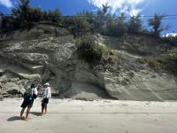 Paleofalésia íngreme, com intemperismo ativo, queda de blocos e desmoronamentos ao longo da costa litorânica - Ponta de Itamoabo, Ilha de Maré.