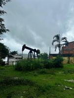 Primeiro poço de petróleo da Bahia/Brasil, localizado na Praça do Petróleo, em Lobato, em estado de abandono. Salvador/Ba.